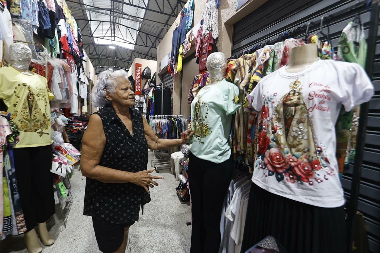 Graça Viana, 78, pretende manter o ponto aberto até à véspera da grande procissão, e garante que vai fazer a caminhada no trajeto da Sé até a Basílica na madrugada de domingo (11)